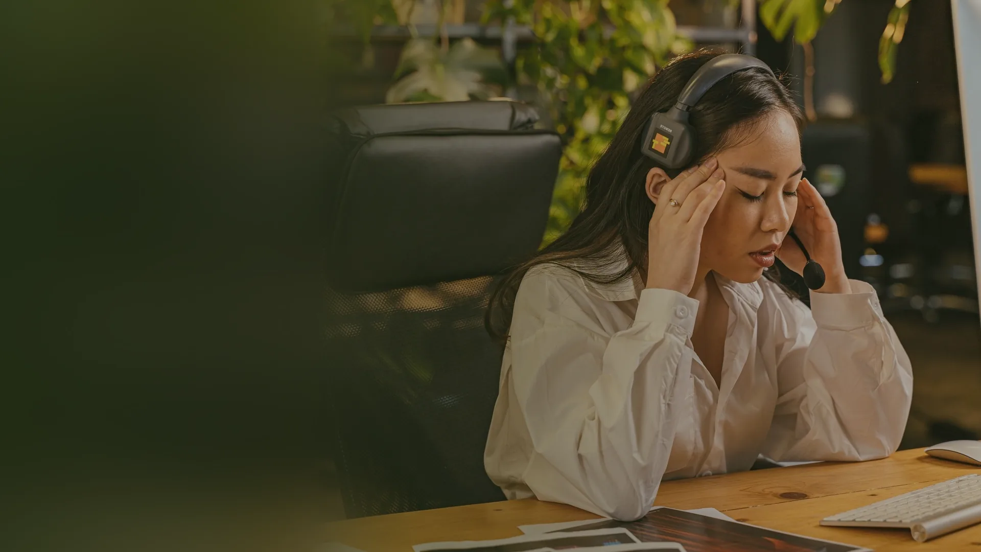 Nhân viên văn phòng mệt mỏi trước máy tính vì dùng AI rồi mà việc còn nhiều hơn