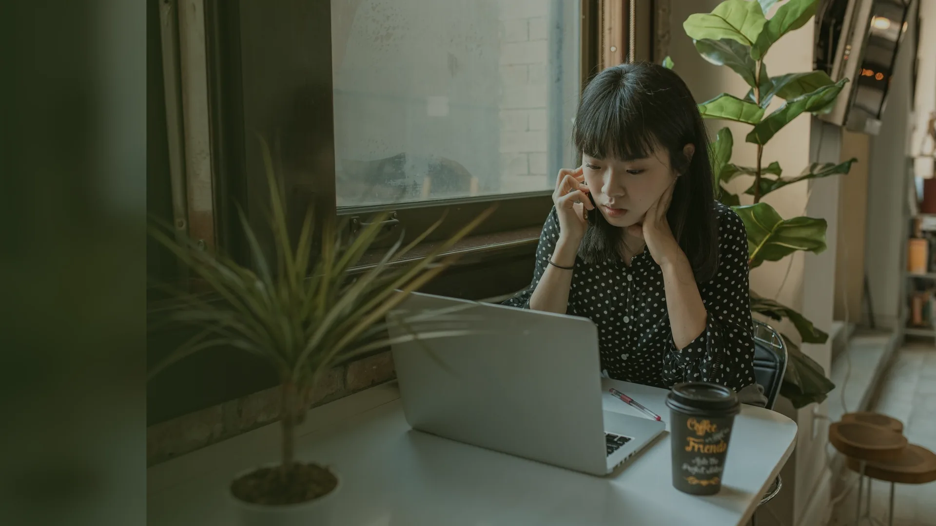Chủ doanh nghiệp ngồi trước laptop tìm hiểu GEO là gì và cách được AI trích dẫn