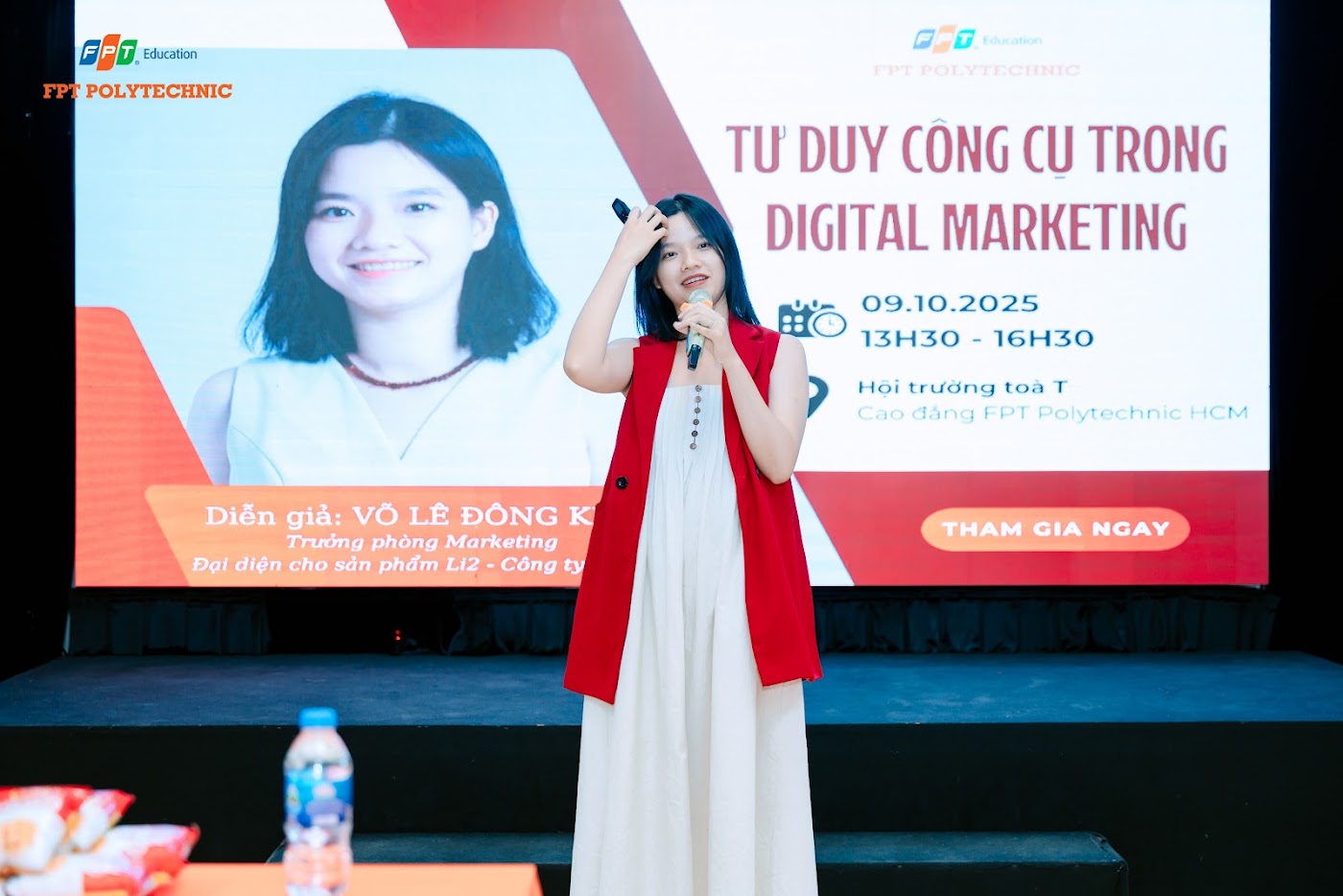 Toàn cảnh hội trường kín sinh viên