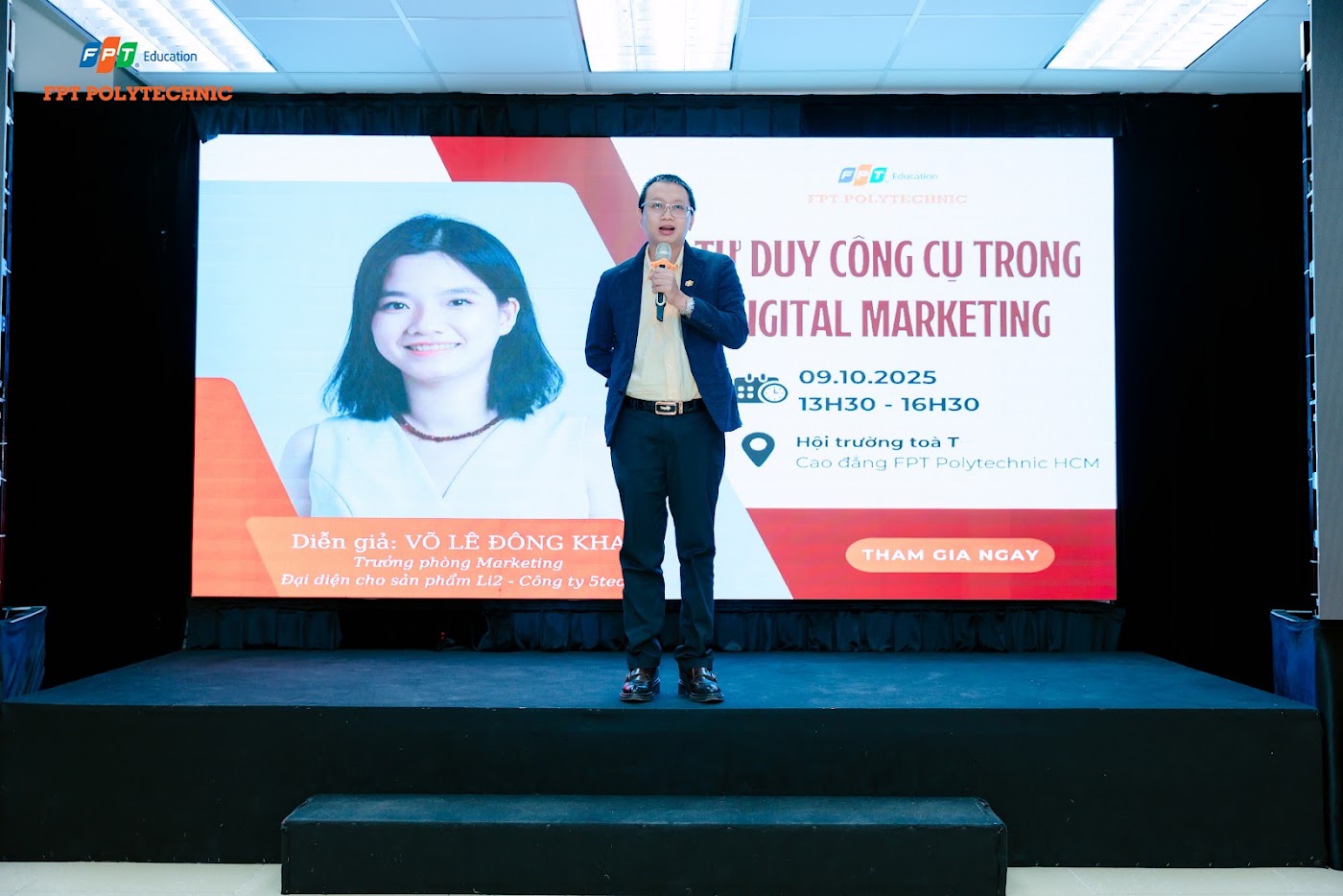 Kha trên sân khấu FPT Polytechnic trước banner sự kiện