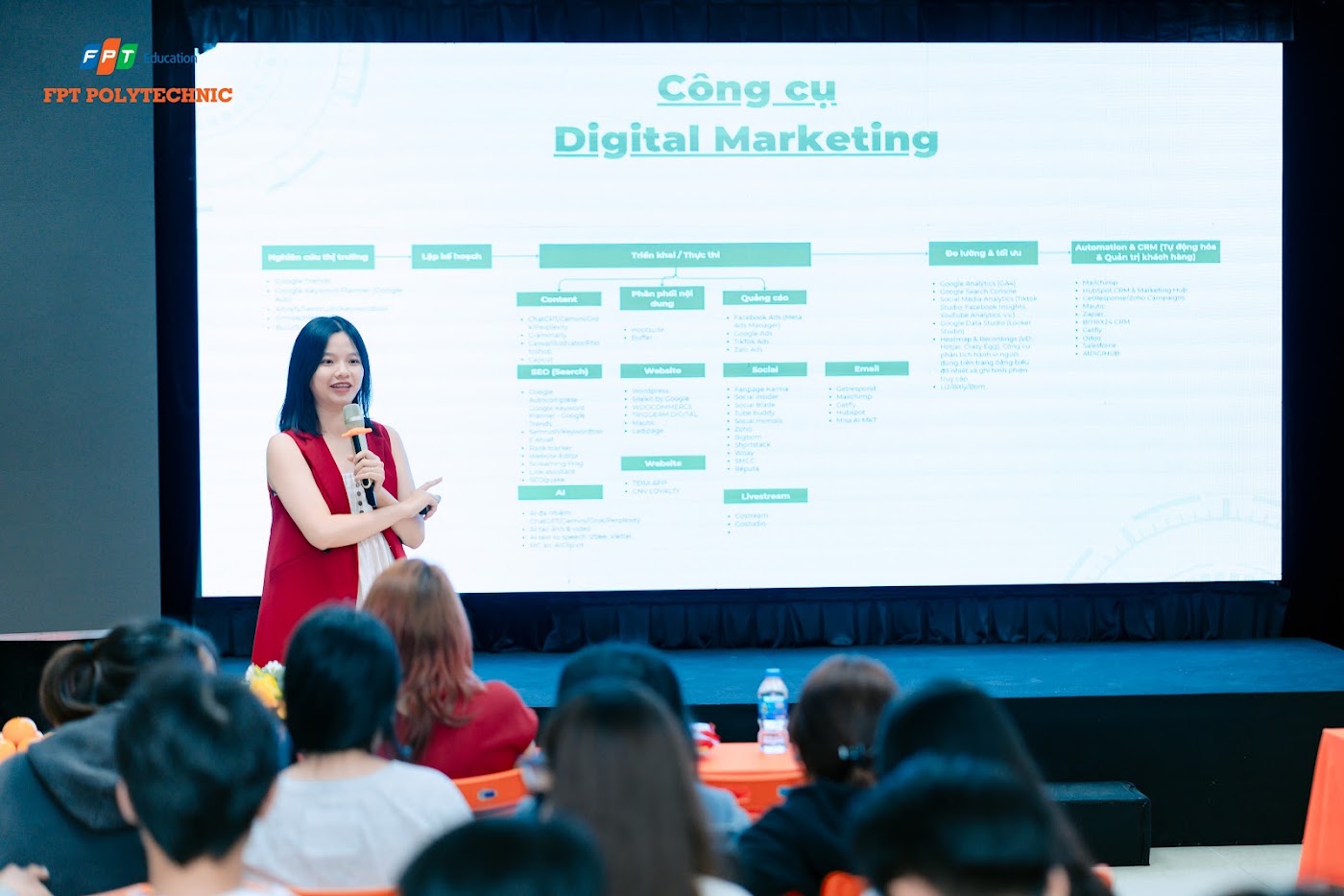 Kha đưa micro cho sinh viên trả lời