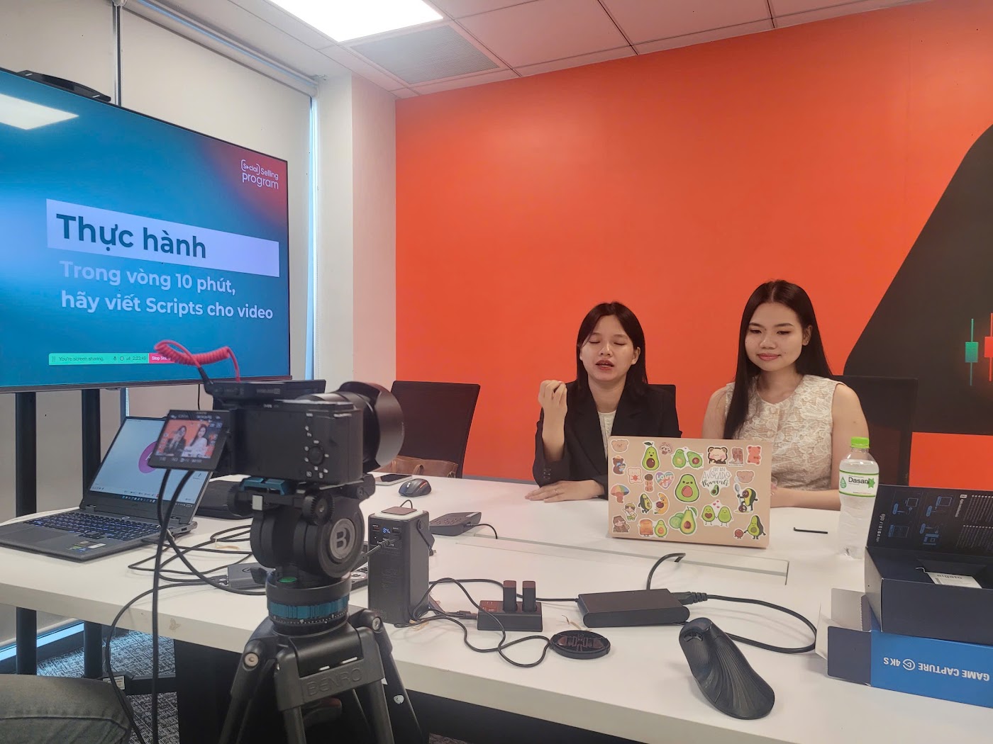 Học viên thực hành quay video trong studio
