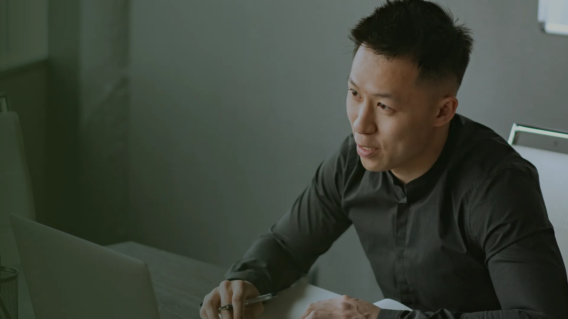 Chủ doanh nghiệp ngồi trước máy tính xem gợi ý nhà cung cấp