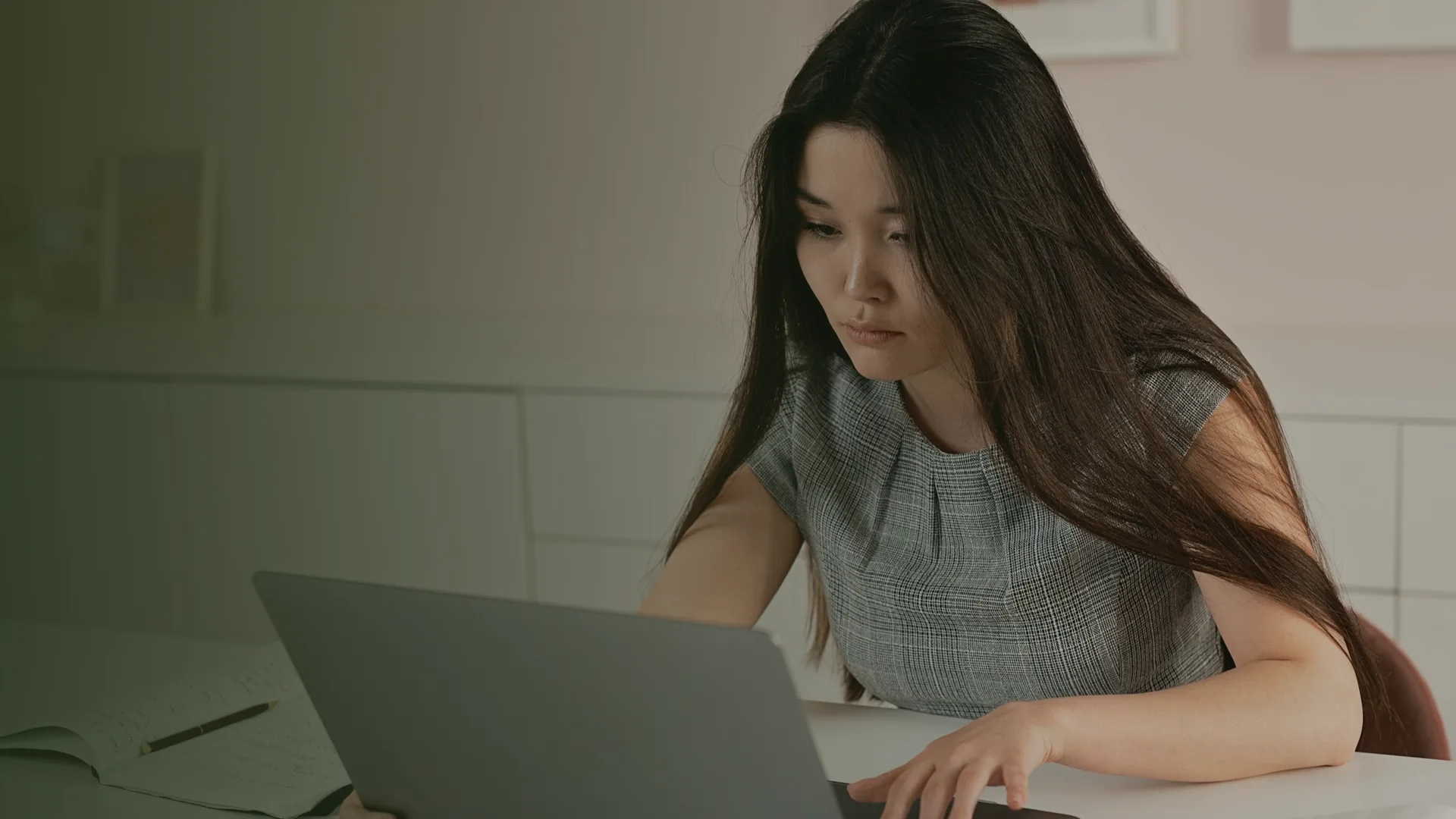 Chủ doanh nghiệp xem website trên laptop, tìm hiểu SEO có còn hiệu quả khi khách hỏi ChatGPT