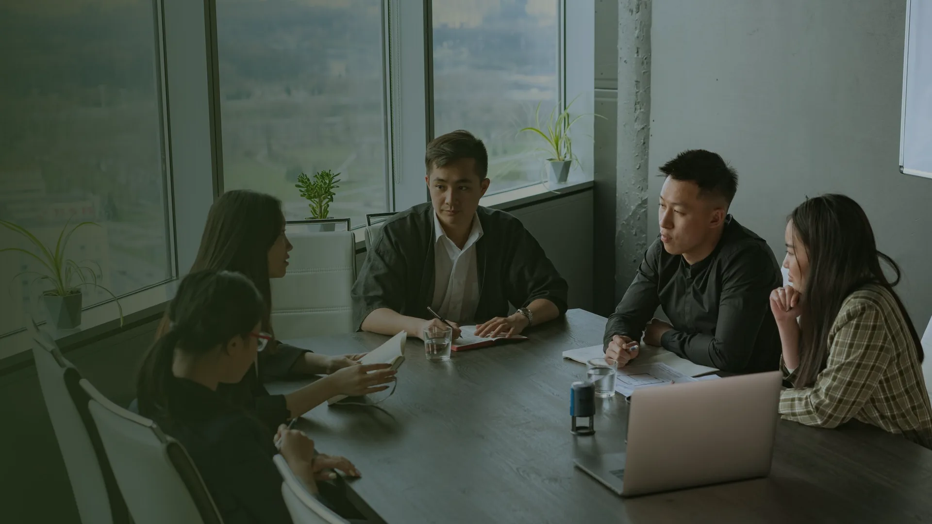 Nhóm marketer trẻ họp quanh bàn trong văn phòng