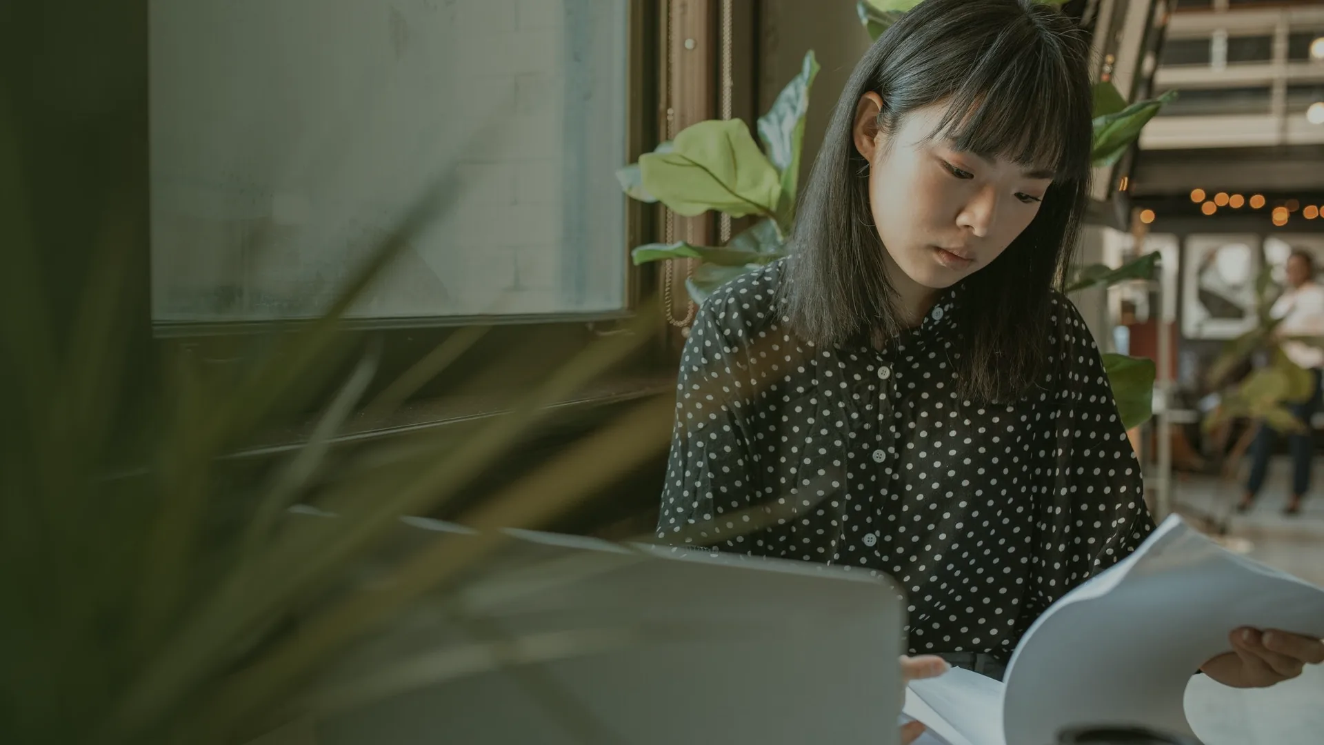 Người làm marketing đọc tài liệu bên máy tính để chuẩn bị tài liệu nền cho AI agent